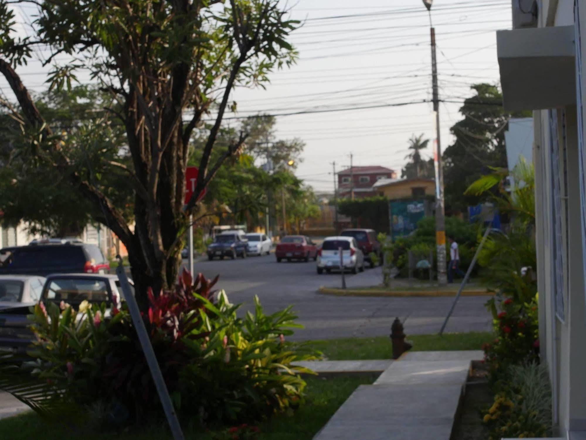 Hotel Carnaval La Ceiba Buitenkant foto